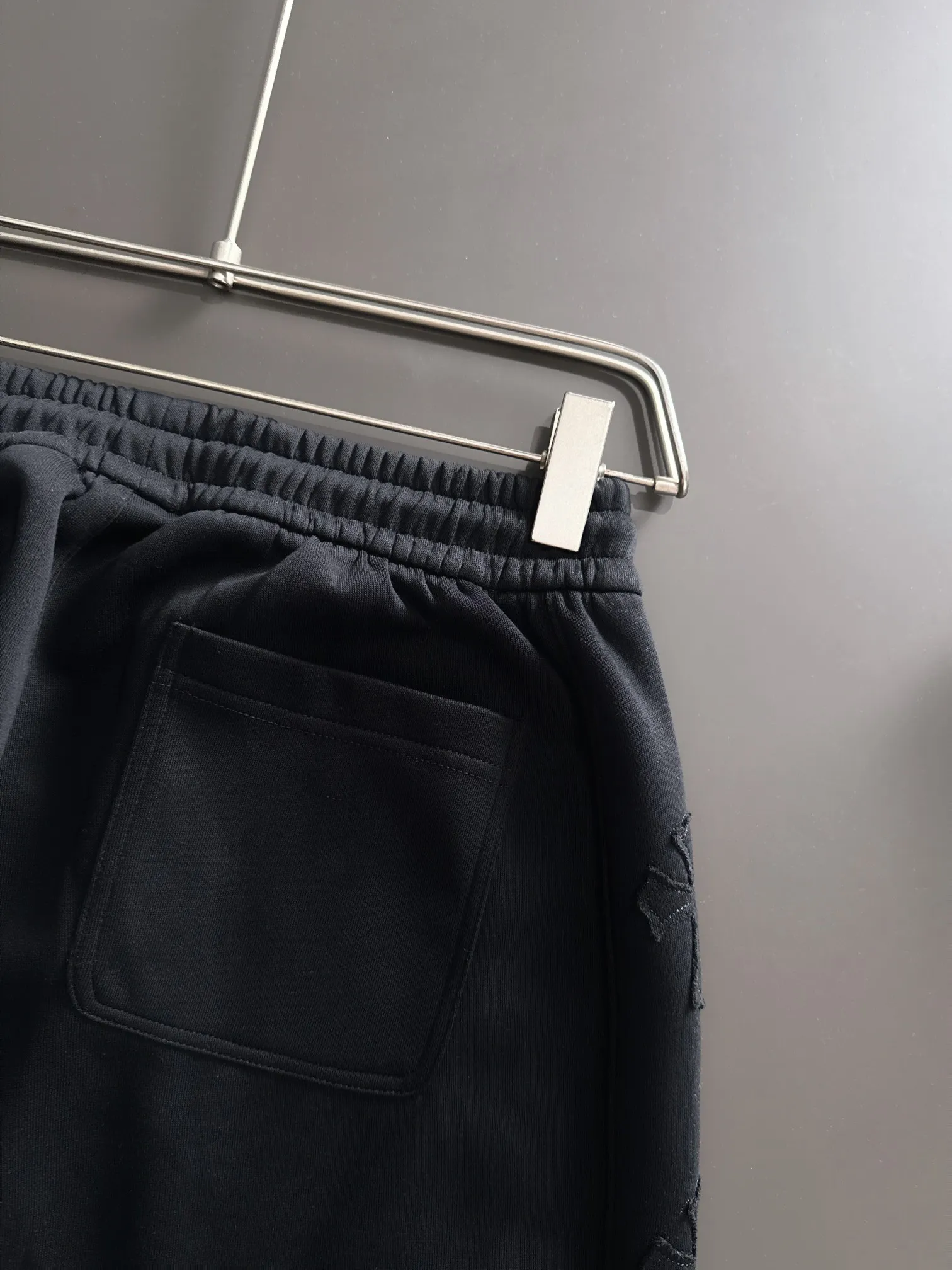 P310 Chrome Hearts* (exclusive quality in the market) hot style 2꯭0꯭2꯭5 new autumn pants ❤ Original ⌚️ high version Chrome Hearts The fabric is made of 380g high-density double-sided Chinese custom fabric. It does not deform or shrink. The three-dimensional drape is amazing. Process introduction: 6 crosses on each side of the side panel. Customized hardware accessories. Color: black SIZE: M-XXXL